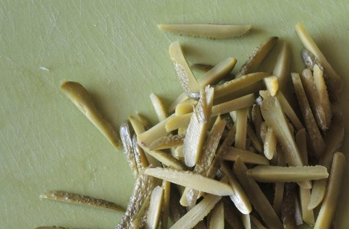 1. Этап. Cалат Фаворит с языком: Соломкой нарежьте огурцы и перец.