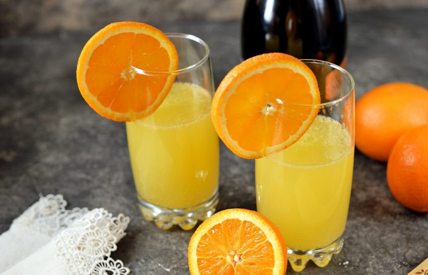1. Этап. Коктейль «Апельсины в шампанском»: Украсьте стаканы долькой свежего апельсина.