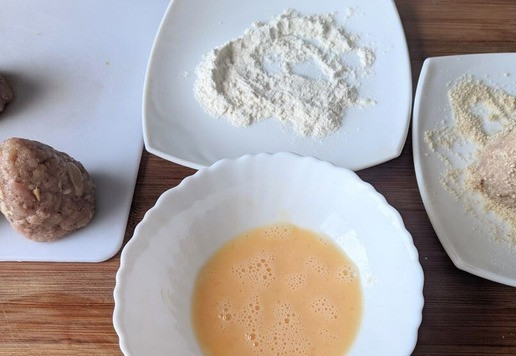 1. Этап. Котлеты Космос: Берём три миски (тарелки). В одну кладём муку, в другую яйцо, взбиваем его вилкой, в третью - панировочные сухари. Каждую котлету обмакиваем в муку, затем во взбитое яйцо, затем в панировочные сухари.