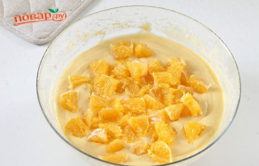 1. Этап. Апельсиновый пирог: 5. Перемешайте все еще раз и добавьте нарезанные небольшими кубиками дольки апельсина. От тонкой пленки я не очищала, но вы по желанию можете ее удалить.