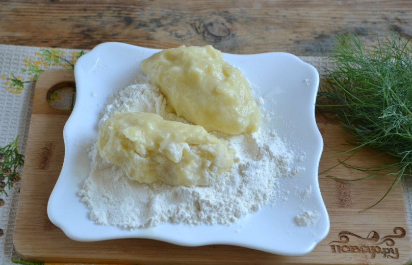 1. Этап. Картофельные крокеты: 3. Сформируйте небольшие овальные лепешки, обваляйте их в муке. Хорошенько разогрейте подсолнечное масло в сотейнике, обжарьте (я бы даже сказала - сварите) крокеты до румяной корочки.