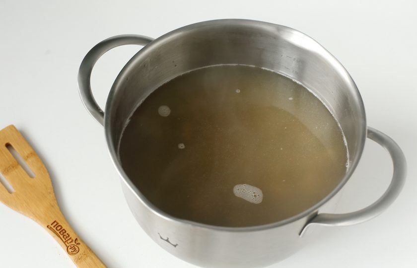 1. Этап. Овощной суп с говядиной: Готовый бульон процедите, мясо нарежьте кусочками и верните в кастрюлю. Поставьте кастрюлю на плиту и доведите бульон до кипения. Добавьте соль по вкусу и любые специи по желанию.