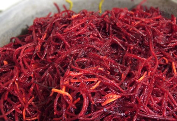 1. Этап. Заправка для борща из свеклы на зиму: Затем влейте воду и добавьте свеклу. Хорошо перемешайте и протушите еще 15 минут.