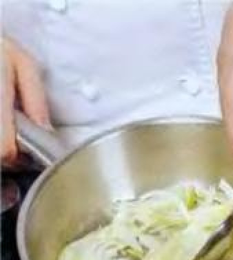 1. Этап. Армянский суп воспнапур: Лук очистить, нарезать полукольцами. Изюм промыть. Грецкие орехи порубить ножом в мелкую крошку. Разогреть в сковороде растительное масло, обжарить в нём лук до золотистого цвета, 4 мин. Добавить в кастрюлю лук, изюм и орехи. Готовить 5 мин.