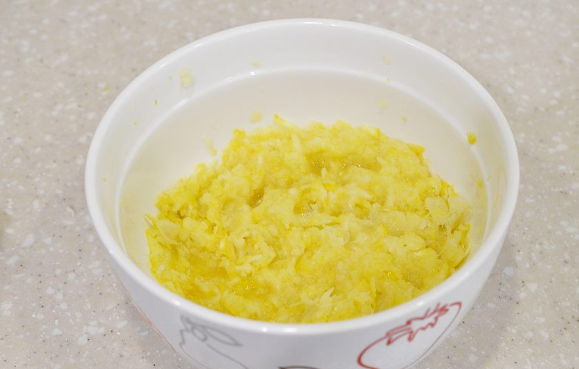 1. Этап. Песочный пирог Лимонник: Лимоны помойте, натрите на терке вместе с кожурой.