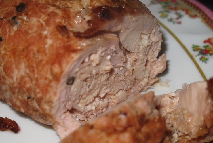 1. Этап. Курица со свининой в духовке: 5. Готовый рулет вынимаем из духового шкафа и сразу не разворачиваем фольгу, а остужаем 10-15 минут и разрезаем порционно или отправляем на хранение в холодильник.