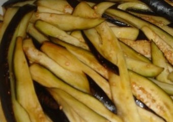 1. Этап. Хе из баклажанов: Баклажаны нарезаем тонкими полосками. Засыпаем солью, перемешиваем и оставляем на несколько часов. Можно оставить на всю ночь в холодильнике.