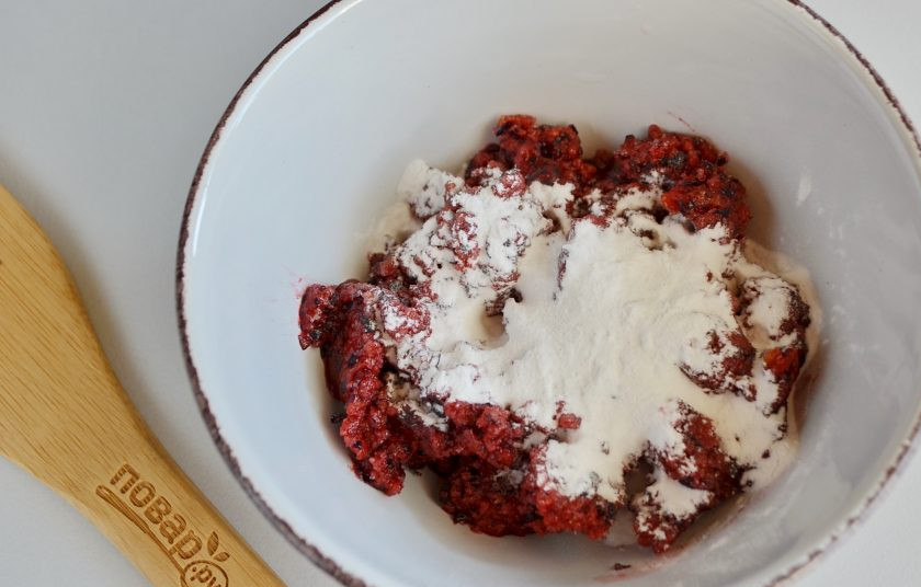 1. Этап. Плюшки Для любимых: Всыпьте крахмал и перемешайте.