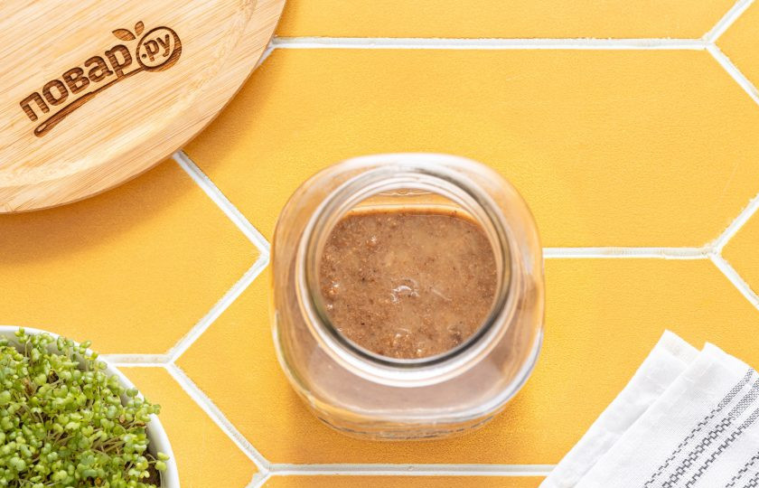 1. Этап. Закваска для кваса на дрожжах: Чтобы приготовить квас, переложите половину закваски в 3х литровую банку.