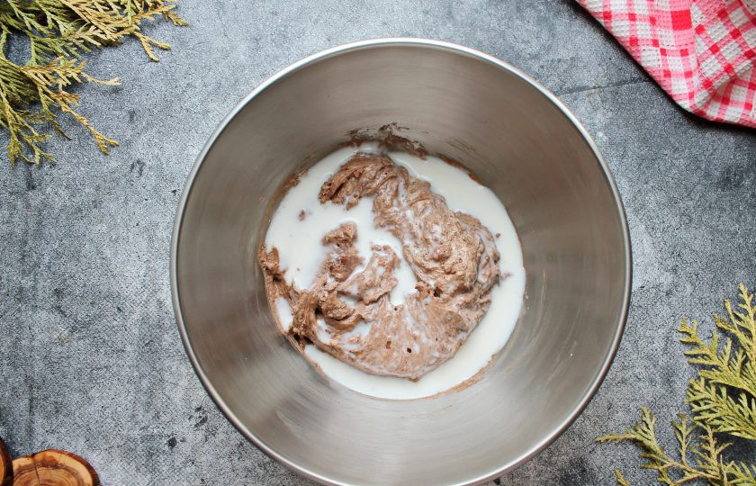 1. Этап. Капкейки с кремом чиз: Влейте в тесто молоко и перемешайте до однородного теста.