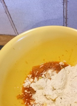 1. Этап. Окономияки с кимчи и чеддером: У меня кимчи (капуста китайская консервированная). Я использую 180 г процеженной кимчи и 3,5 столовой ложки сока. Мелко порезать кимчи. Смешать кимчи, сок от кимчи, муку, разрыхлитель, соль, чеддер, яйца и белые части зелёного лука