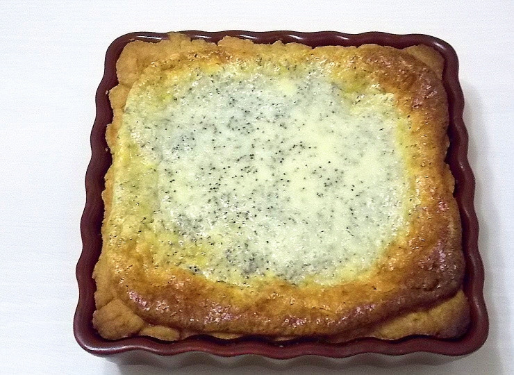 1. Этап. Песочный пирог с заливкой: Выпекайте в горячей духовке при температуре 180 градусов в течение 50 минут.