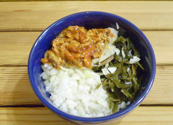 1. Этап. Салат к рыбе: 4. Складываем продукты в салатник.