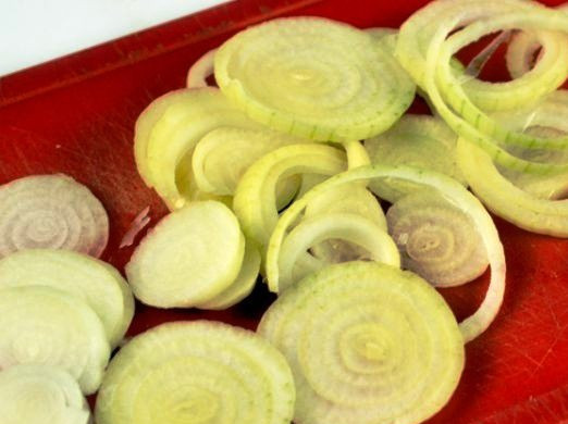 1. Этап. Мясо по-строгановски в мультиварке: Лук нарежьте кольцами.