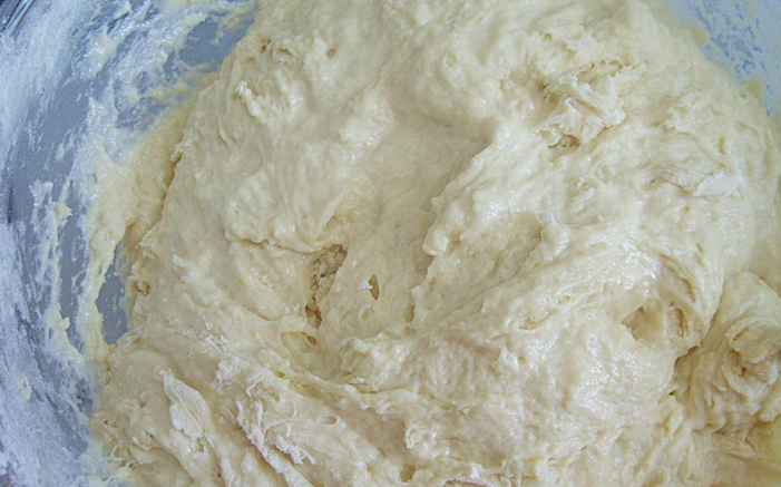 1. Этап. Дрожжевое тесто на молоке: Перемешиваем тесто лопаткой.