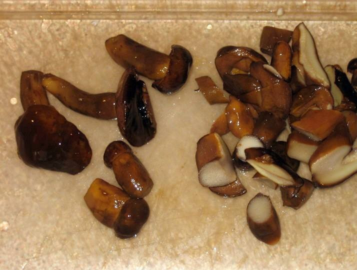 1. Этап. Каварма из баранины: Грибы также измельчаем.