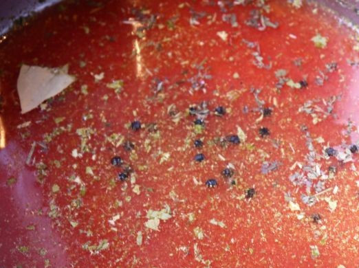 1. Этап. Диетические тефтели из куриного фарша: 4. Доводим томатный сок (или морс) до кипения, добавляем специи (лавровый лист, перец горошком или смесь перцев).