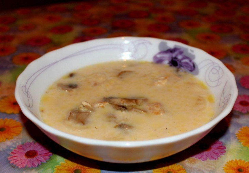 1. Этап. Куриный сырный суп: 4. В уже готовый сливочный суп домешиваем грибную заправку - и подаем! Приятного аппетита!