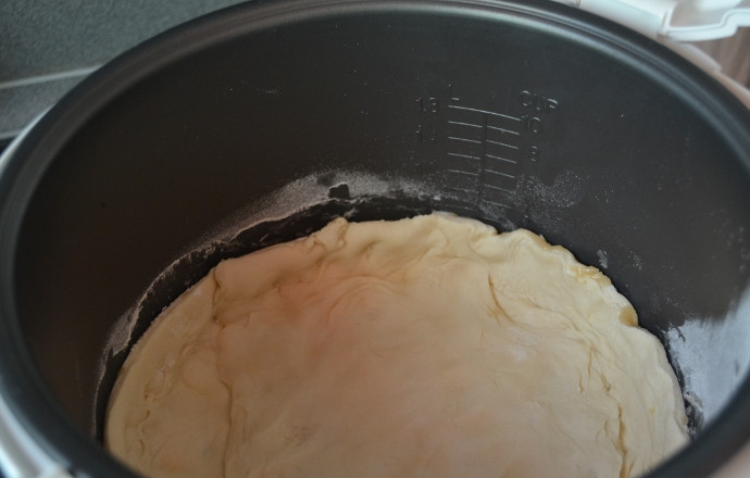 1. Этап. Пирог с черникой в мультиварке: Круг из теста выкладываем в мультиварку так, чтобы оставались небольшие бортики.