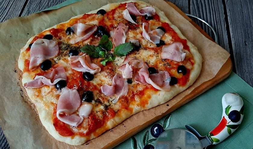 1. Этап. Римская пицца: На полностью готовую пиццу выложите ломтики бекона, свежий базилик (если найдется), слегка сбрызните оливковым маслом и подавайте к столу. Пицца получается с тонкой хрустящей корочкой и вкус всех продуктов замечательно чувствуется.