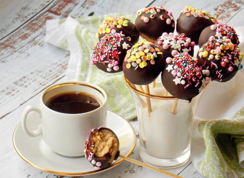 1. Этап. Кейк попсы из печенья: Подавайте с чаем и кофе.