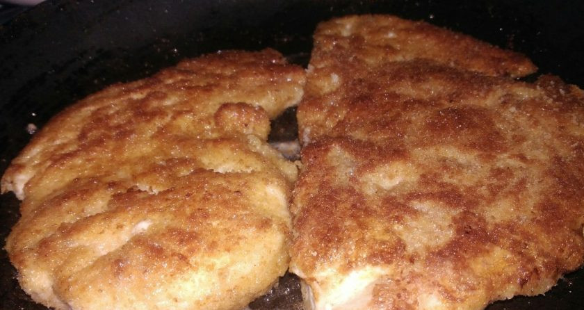 1. Этап. Отбивная из куриного филе: 5. Затем с другой стороны. Когда перевернете на обратную сторону можно накрыть крышкой и убавить огонь. Отбивные пропарятся и станут еще мягче, сочнее и нежнее.