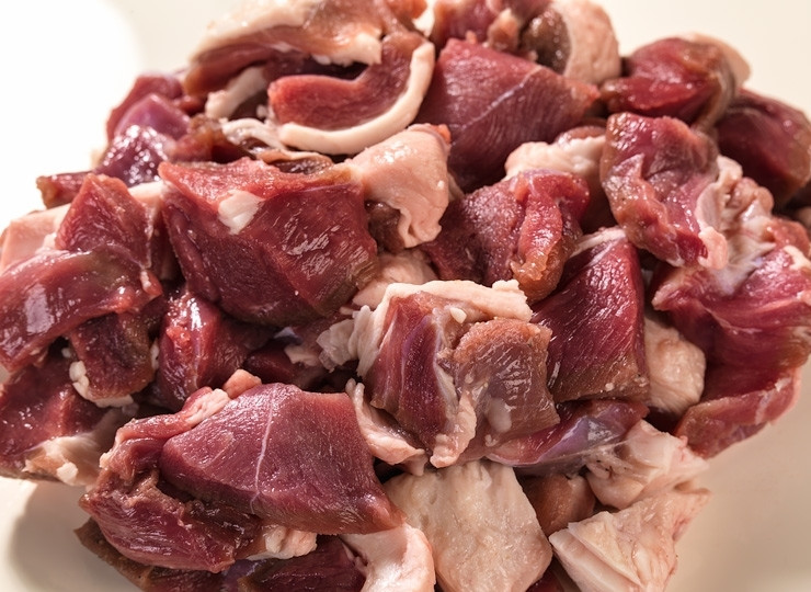 1. Этап. Шашлык по-афгански: Порежьте баранину мелкими кусочками.