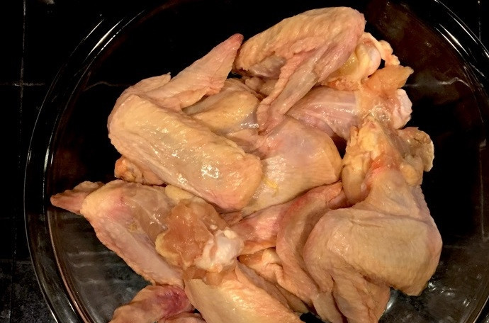 1. Этап. Куриные крылышки с Coca-Cola: 1. Вымойте куриные крылья и оботрите их насухо, можно обрезать крайнюю часть или оставить ее.