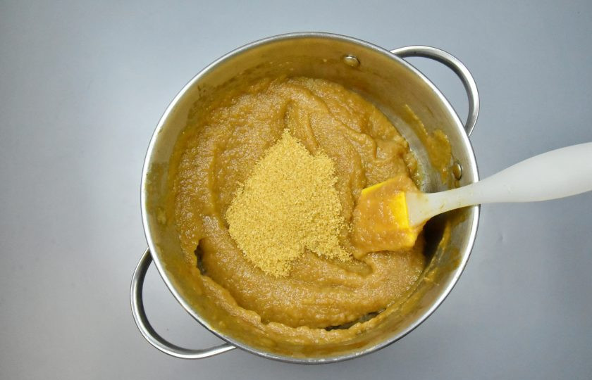 1. Этап. Яблочное масло со специями: Взвесьте получившееся пюре и добавьте тростниковый сахар в пропорции 1:1,5 или 1:2.