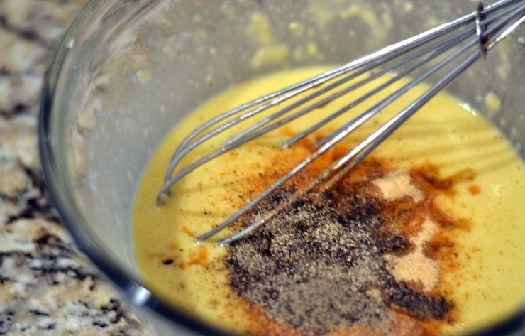 1. Этап. Запеченные огурцы: Сначала приготовим тесто, в которое будем макать огурчики. Для этого в удобной миске взбиваем два яйца, всыпаем муку и продолжаем взбивать до однородной массы. Затем вливаем табаско, соевый соус, добавляем соль, перец, приправы, чесночный порошок. Все хорошенько перемешиваем.