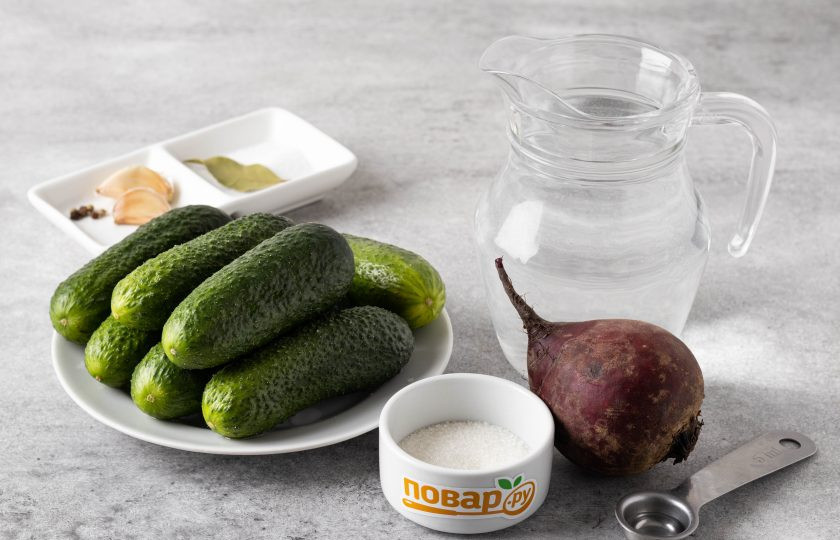 1. Этап. Огурцы маринованные со свеклой на зиму: Подготовьте все ингредиенты. Огурцы предварительно замочите в холодной воде на пару часов.