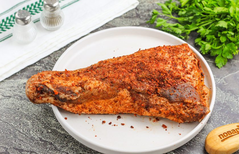 1. Этап. Гуанчиале: Соедините паприку, острый перец и сушеный молотый чеснок. Натрите им щеку и подвесьте в прохладном проветриваемом месте минимум на 2-3 недели. Чем дольше будет сушиться мясо, тем ароматнее и вкуснее получится гуанчиале.