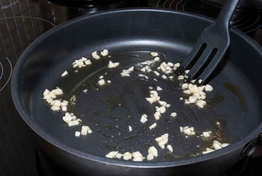 1. Этап. Паста с куриной грудкой: Чеснок обжарьте в оливковом масле и удалите его со сковороды.