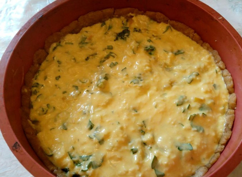 1. Этап. Квише с овощной начинкой: Поверх овощей распределите яично-сырную массу и выпекайте квише при температуре 180-190 градусов в течение 45-50 минут до золотистого цвета.