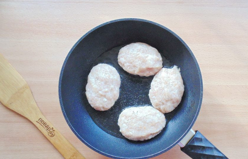 1. Этап. Котлеты по-украински: Из приготовленного фарша сформируйте котлеты и выложите на горячую сковороду с рафинированным подсолнечным маслом.