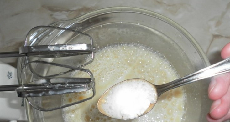 1. Этап. Кексики на молоке: Добавьте подсолнечное масло, взбейте. Потом соду гашеную и снова взбейте.