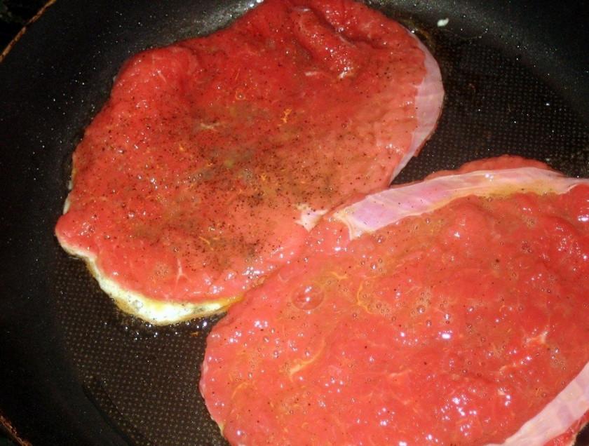 1. Этап. Отбивные из говядины на сковороде: 3. Разогреваем масло на сковороде, и на среднем или ниже среднего огне жарим под крышкой каждый кусочек 10 минут, периодически переворачивая.