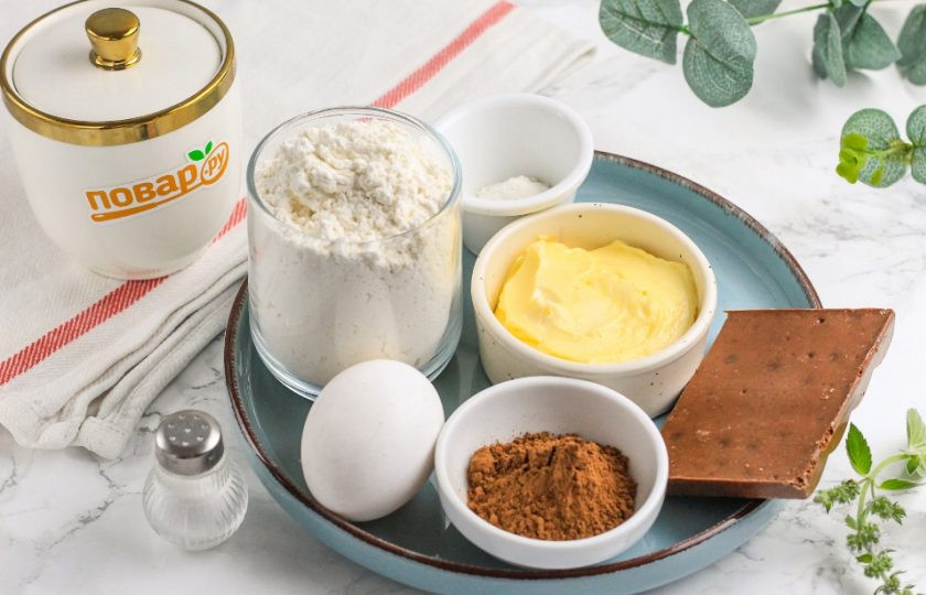 1. Этап. Шоколадно-ванильное печенье: Подготовьте указанные продукты. Сливочное масло извлеките из холодильника заранее, чтобы оно стало мягким. Можно заменить его качественным маргарином, но не спредом.