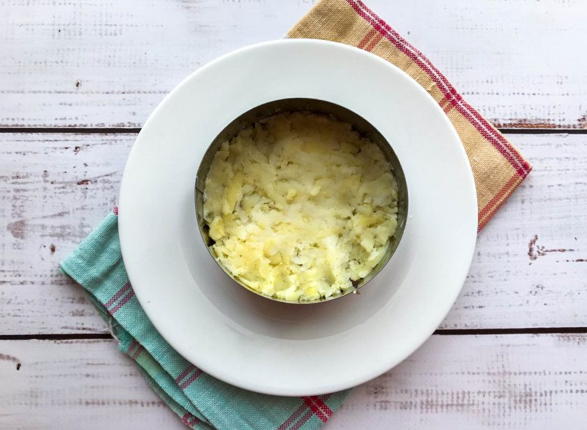 1. Этап. Салат со свеклой и шпротами: Далее сделайте слой из тертого картофеля.