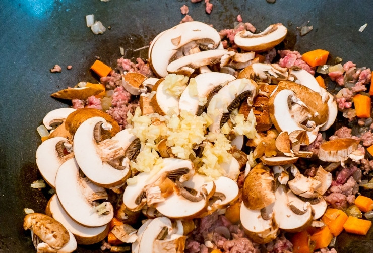 1. Этап. Английский пастуший пирог: Добавьте фарш и грибы, порезанные тонкими слайсами.