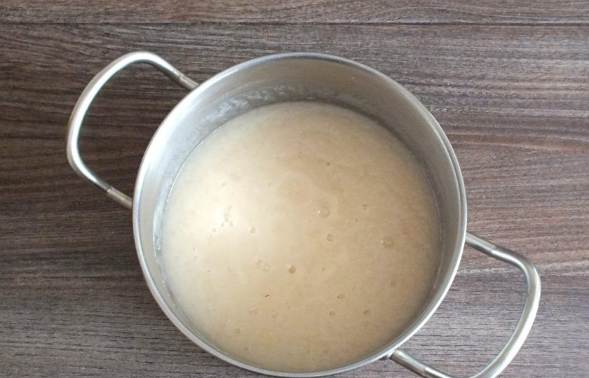 1. Этап. Груши со сгущенным молоком на зиму: После пробейте их погружным блендером.