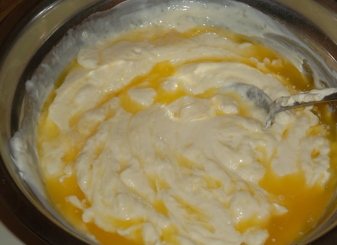 1. Этап. Пирог с луком и яйцами: 4. Добавьте яйца и масло.