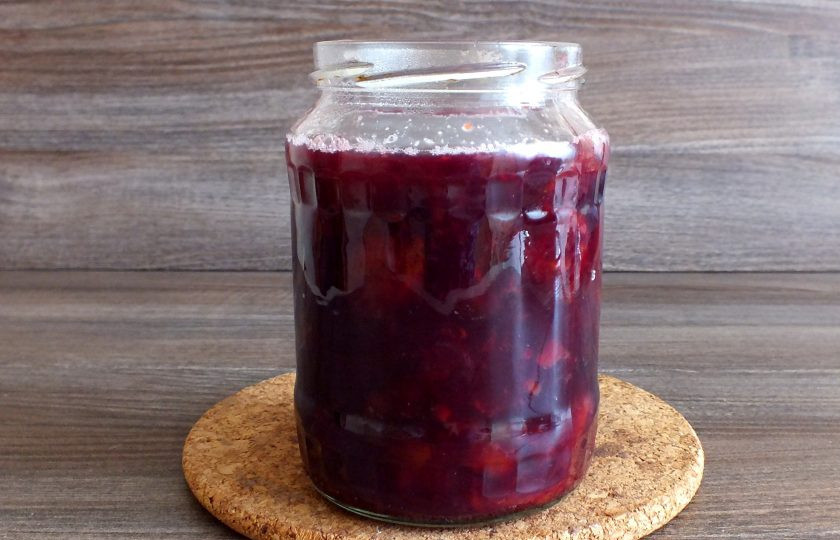 1. Этап. Варенье из сливы с желатином: Горячее варенье разлейте в чистые, сухие банки. Герметично укупорьте. Охладите при комнатной температуре. После уберите в холодильник или в холодный погреб на хранение.