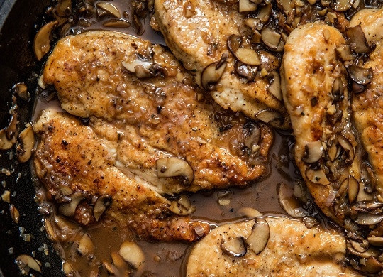 1. Этап. Курица Марсала с грибами: 4. Верните на сковороду курицу, томите пару минут.