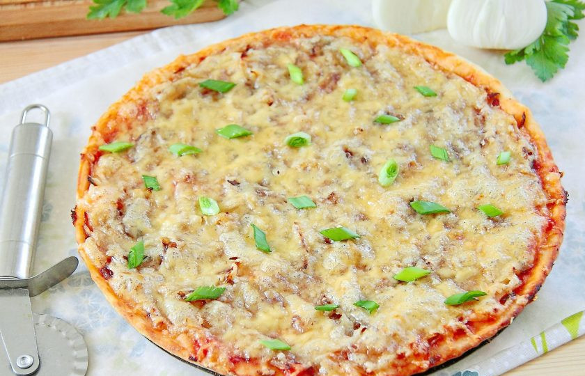 1. Этап. Простая пицца с луком: 11. Простая пицца с луком готова. Нарезаем ее на порции и подаем к столу.