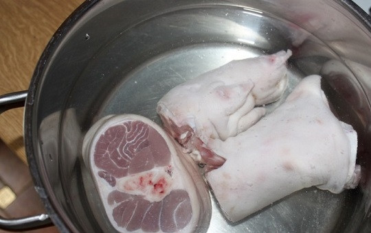 1. Этап. Холодец: Заливаем водой так, чтобы та покрыла мясо, и ставим на плиту.