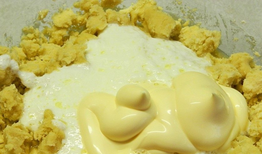 1. Этап. Орешки в орешнице: Затем добавьте к массе яйца, майонез и простоквашу.