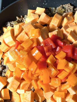 1. Этап. Батат с фаршем и фетой: Положить в сковородку батат и сладкий перец, обжарить/тушить всё вместе минут 15 до готовности батата.