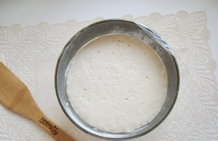 1. Этап. Оладьи без яиц и молока: Поставьте миску с опарой в теплое место. Через 15-20 минут тесто подойдет.