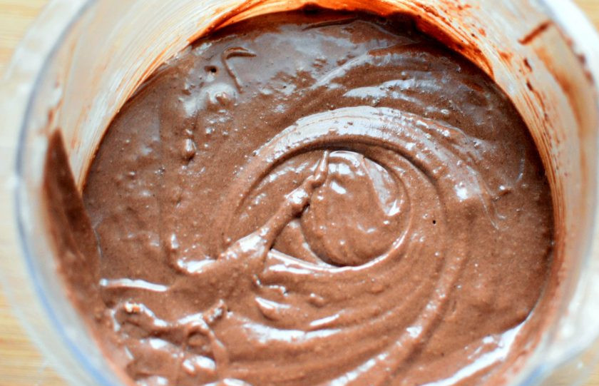 1. Этап. Великолепный шоколадный пирог: Добавляйте в масляную массу частями поочередно муку и пивную смесь, взбивая миксером на малых оборотах до образования однородного теста.